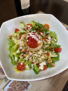 Salad from goat's cheese and tomato jam