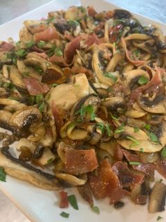 Champignons mit Knoblauch und Schinken