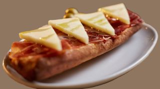 TOSTADA DE JAMON IBERICO Y QUESO MANCHEGO CORTADO A MANO.
