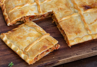 Empanada de pisto y sardinas