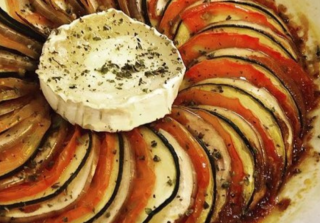 Ratatouille, con queso de cabra y orégano eco