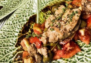 Ensalada templada de hígado de bacalao, tomate, aceitunas, caparrones, tomillo fresco y vinagre de Modena