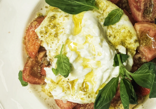 BURRATA, tomate, albahaca fresca y salsa pesto