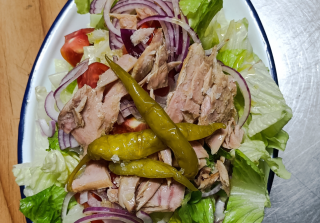 Ensalada Zarracina, lechuga, tomate, cebolla roja, ventresca de bonito y piparras