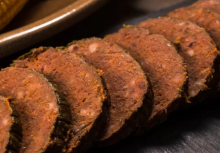 MORCILLA emberzada a la plancha, servida con compota de manzana
