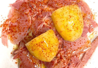 LACÓN templado, con patata hervida y pimentón de la Vera