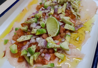 Carpaccio de PEZ ESPADA, aguacate, cebolla, tomatito, eneldo y toque de lima