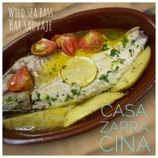 Lubina salvaje, horneada con patatas, tomate y nuestro aliño especial