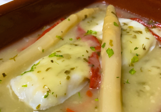 Cazuela de merluza a la sidra, con gambas y espárragos