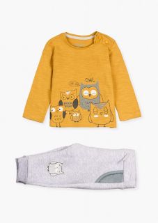 Conjunto de camiseta color amarillo mostaza y pantalón para bebé niño
