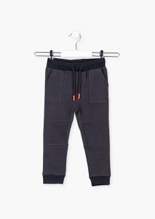 Pantalón deportivo con cortes en rodilla para niño