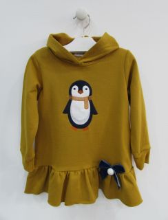 Vestido en mostaza con capucha para niña