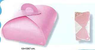 Cajita tartita rosa llena de golosinas