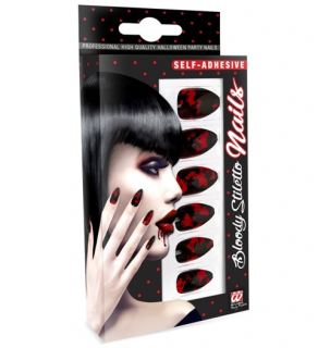 Uñas ensangrentadas de color negro