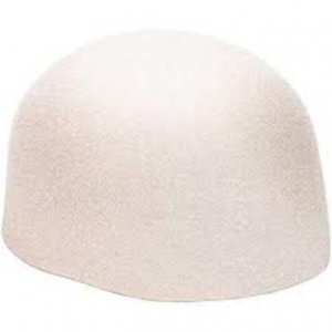 Casquete de fieltro blanco
