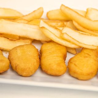 Nuggets de pollo con patatas fritas