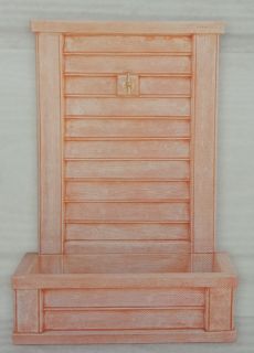 Fuente pared madera con grifo