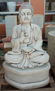Buda grande con pedestal