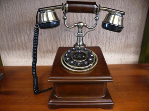 Teléfono antiguo madera cuadrado digital