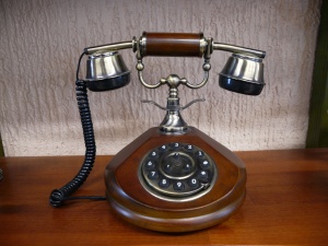 Teléfono antiguo madera redondo digital