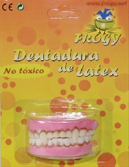 Dentadura con colmillos