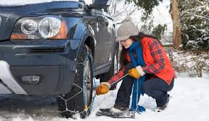 Cómo poner las cadenas en tu coche sin morir en el intento