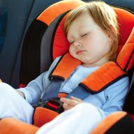 Bebes con abrigo en la sillita del coche?