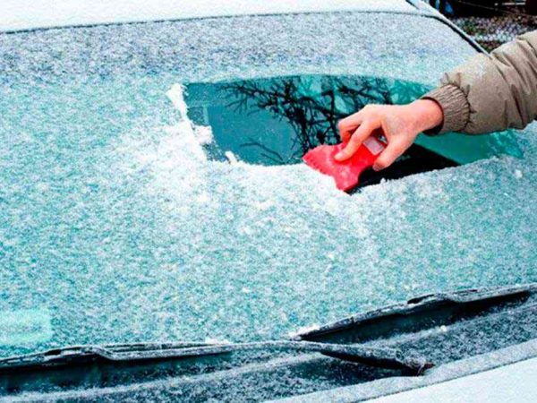 ¿Cómo quitar el hielo del parabrisas del coche?
