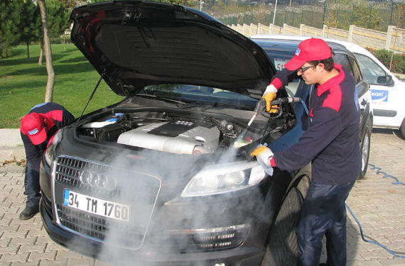 ¿Se puede limpiar el motor del coche?