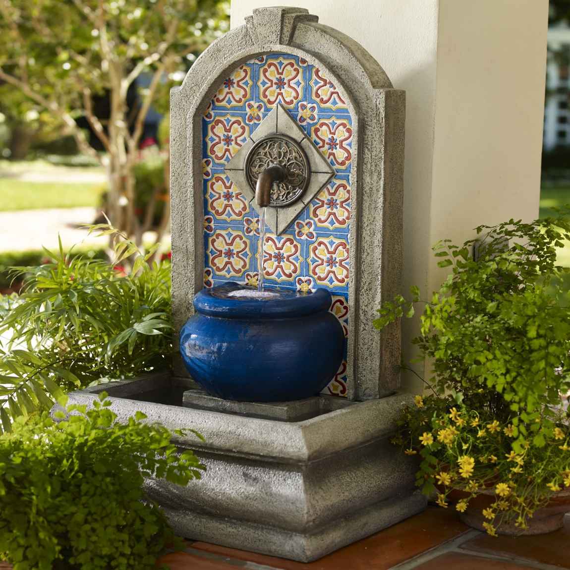 La Funcionalidad Y Estilo De Las Fuentes De Pared Para Patios Los Almendros