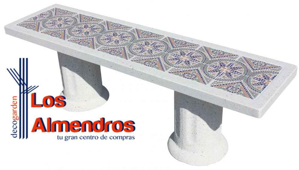 Así obtenemos un lindo espacio con un banco de hormigón para jardín