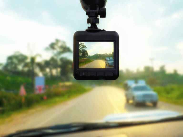 ¿Puedo llevar una cámara en el coche?