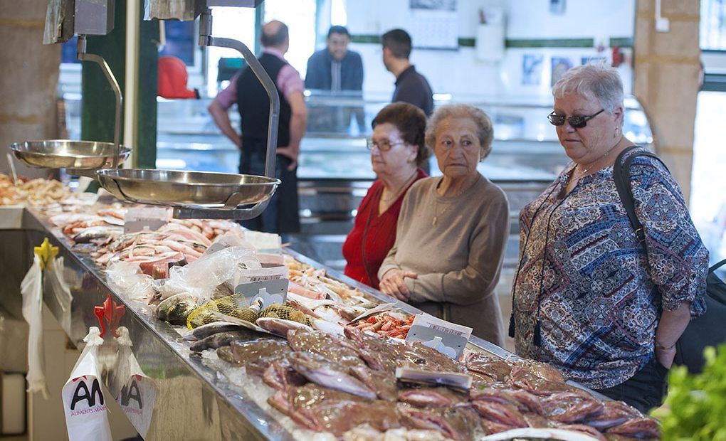 Foto Una lista de la compra plagada de salazones, quesos, miel, mistela y pescado fresco de la lonja