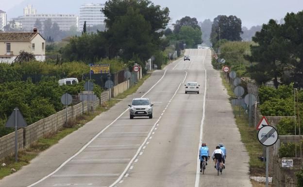 ¿Se puede adelantar a un ciclista en línea continua?