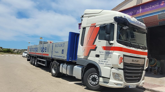 Foto de Transporte de materiales, servicio de contenedores y servicio de cubas de agua.